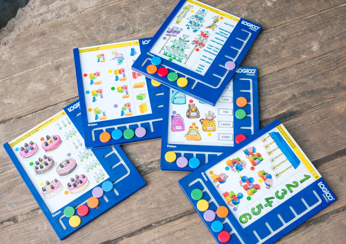 Logico PRIMO Complete Set - Games Board and 6 Sets of 16 Double-Sided Self-Correcting Cards (3-5yrs+)