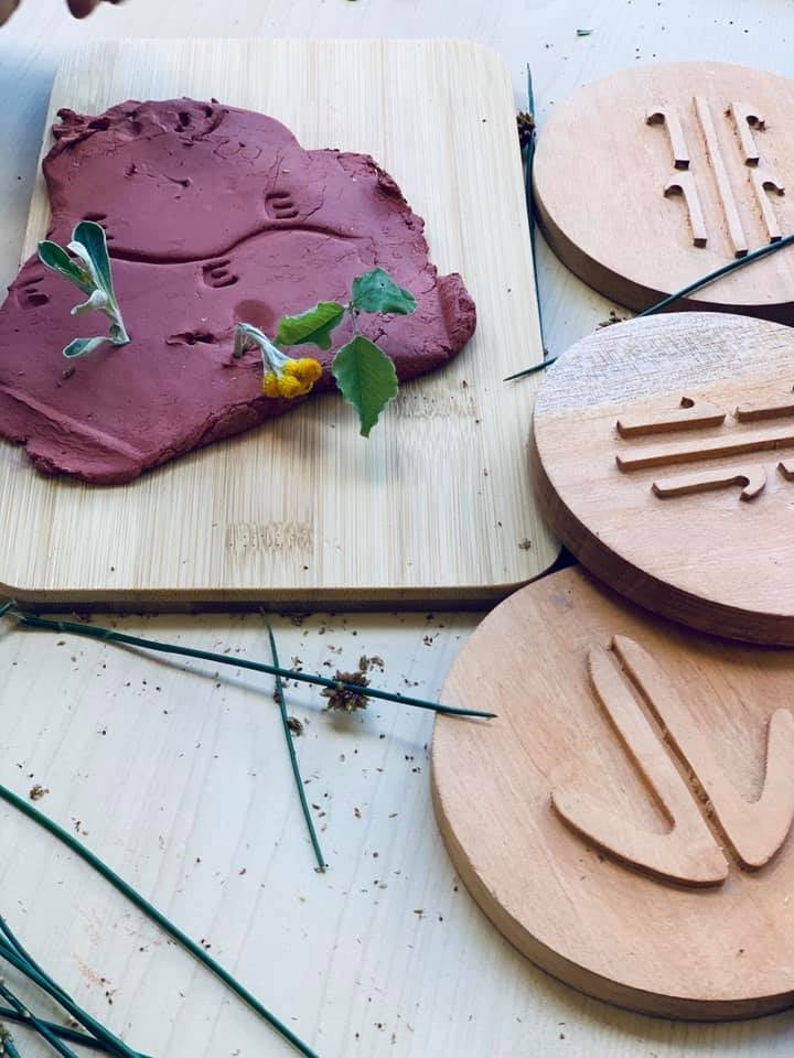 Large Indigenous Tracking Discs in Leather Pouch 5pcs