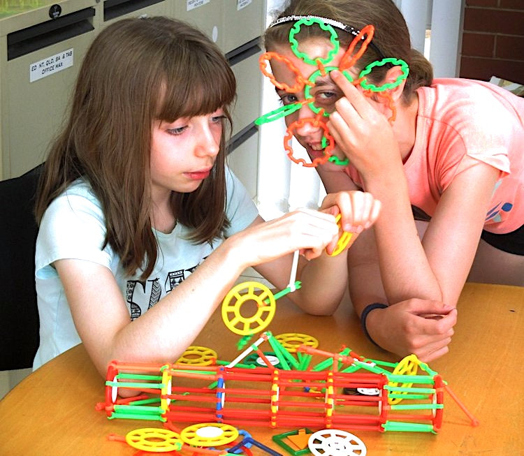 Children Using Building Sticks Construction Sticks Creative Classroom Pack 670pcs – Edu-21